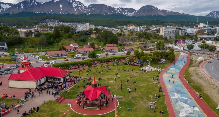  Los festejos por el “Día Más Largo” empezaron a pleno sol pero concluirán bajo techo 