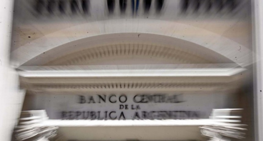  El Banco Central compró US$187 millones y el dólar contado con liquidación baja a $901,63 