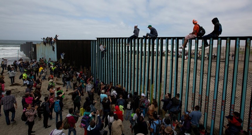  Los cruces ilegales de migrantes a EEUU ya superaron la poblaci&oacute;n de 15 estados 